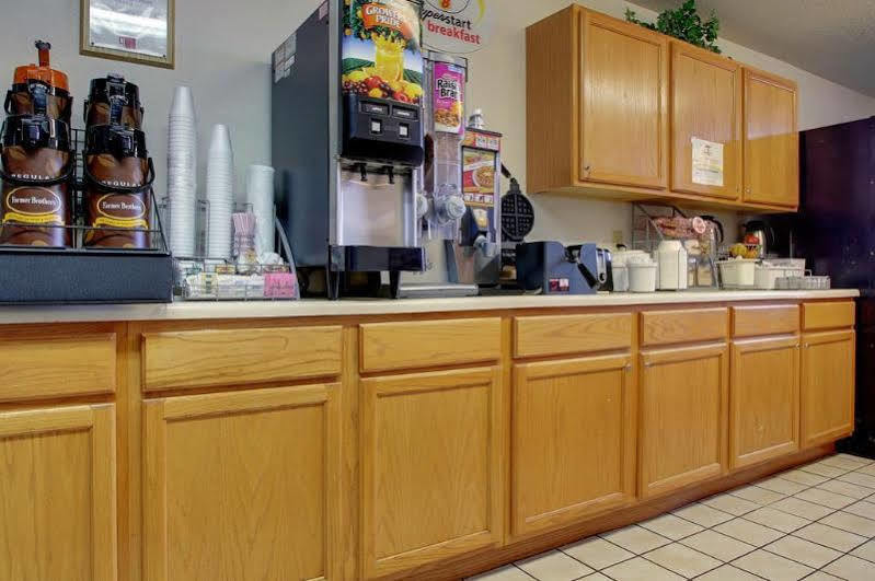 Super 8 By Wyndham Kirksville-University Area エクステリア 写真